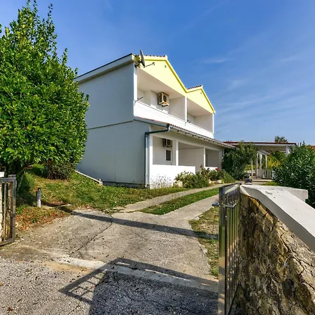 Appartamento Fuer 22 Personen Mit Aussicht Ražanac